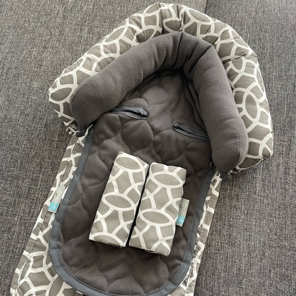 On the Goldbug Duo Head Support + Strap Covers for Car Seats and Strollers - Picture 2 of 4